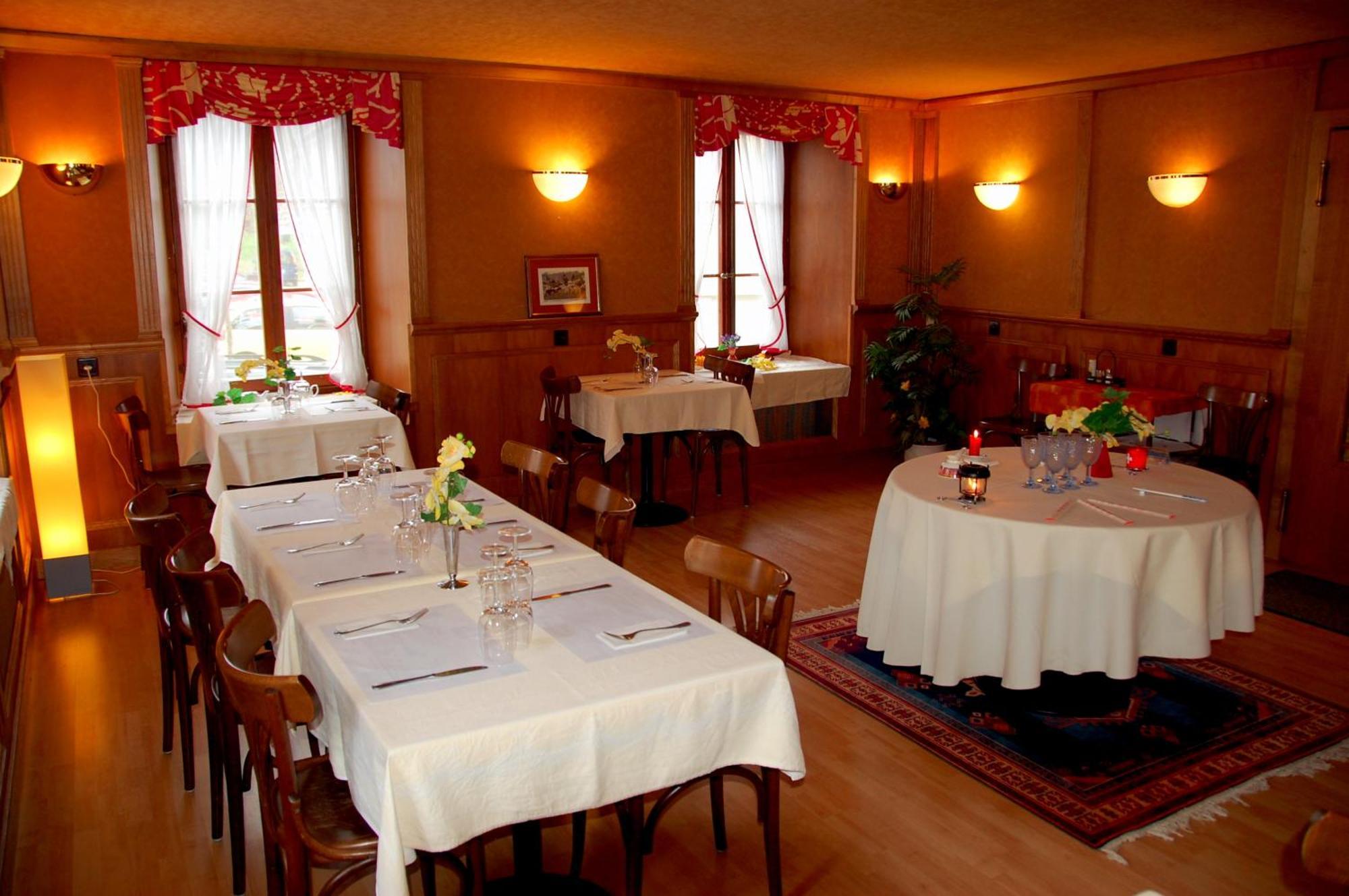 Hotel De L'Ours Vuiteboeuf Екстериор снимка
